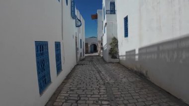 Sidi Bou Said, Tunus - 13 Eylül 2025 - Tunus 'un güzel Sidi Bou Said kasabasında beyaz-mavi evler