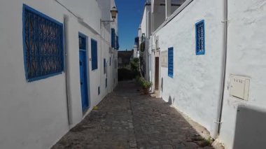 Sidi Bou Said, Tunus - 13 Eylül 2025 - Tunus 'un güzel Sidi Bou Said kasabasında beyaz-mavi evler