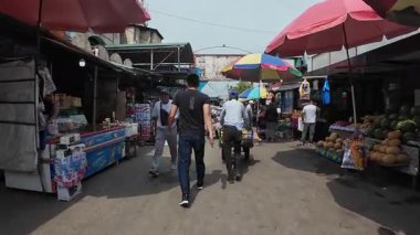 Bishkek, Kırgızistan - 9 Haziran 2025 - Meşhur Osh Çarşısı