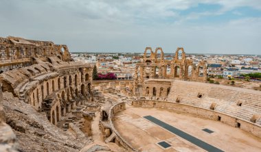 El Jem, Tunus - 9 Eylül 2025 - El Jem 'deki iyi korunmuş Roma Kolezyumu içinde