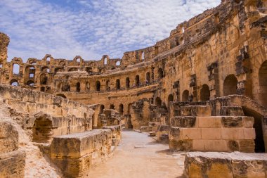 El Jem, Tunus - 9 Eylül 2025 - El Jem 'deki iyi korunmuş Roma Kolezyumu içinde