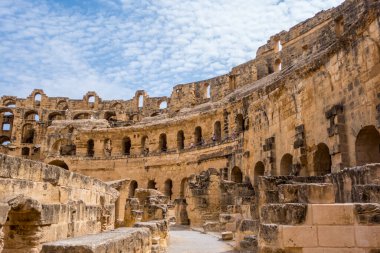 El Jem, Tunus - 9 Eylül 2025 - El Jem 'deki iyi korunmuş Roma Kolezyumu içinde