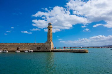 Rethymno (Girit), Yunanistan - 19 Eylül 2025 - Rethymno Deniz fenerinde turistler