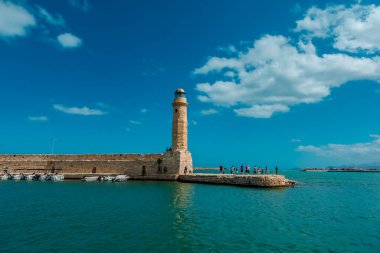 Rethymno (Girit), Yunanistan - 19 Eylül 2025 - Rethymno Deniz fenerinde turistler
