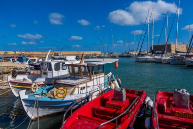 Heraklion, Yunanistan - 20 Eylül 2025 - Girit, Iraklio limanında balıkçı tekneleri