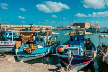 Heraklion, Yunanistan - 20 Eylül 2025 - Girit, Iraklio limanında balıkçı tekneleri