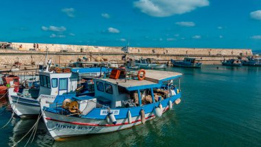 Heraklion, Yunanistan - 20 Eylül 2025 - Girit, Iraklio limanında balıkçı tekneleri