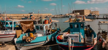 Heraklion, Yunanistan - 20 Eylül 2025 - Girit, Iraklio limanında balıkçı tekneleri