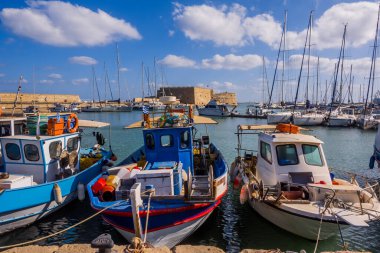 Heraklion, Yunanistan - 20 Eylül 2025 - Girit, Iraklio limanında balıkçı tekneleri