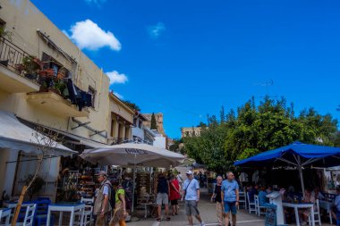Rethymno (Girit), Yunanistan - 19 Eylül 2025 - Eski Rethymno Kasabasında turistler