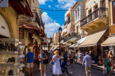 Rethymno (Girit), Yunanistan - 19 Eylül 2025 - Eski Rethymno Kasabasında turistler