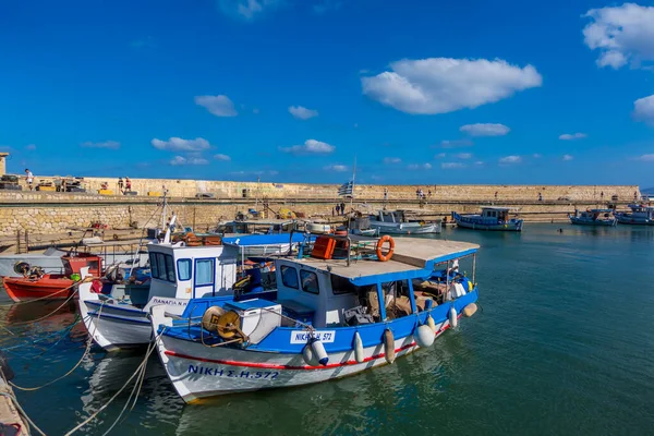 Heraklion, Yunanistan - 20 Eylül 2025 - Girit, Iraklio limanında balıkçı tekneleri