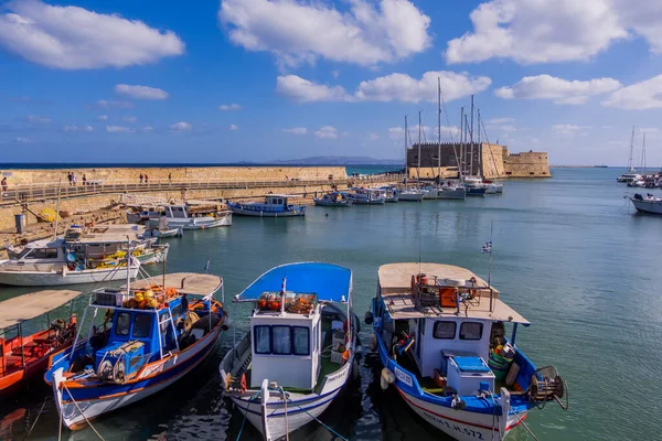 Heraklion, Yunanistan - 20 Eylül 2025 - Girit, Iraklio limanında balıkçı tekneleri