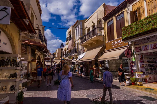 Rethymno (Girit), Yunanistan - 19 Eylül 2025 - Eski Rethymno Kasabasında turistler