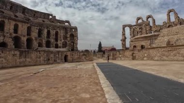El Jem, Tunus - 11 Eylül 2025 - El Jem 'in çarpıcı Roma Kolezyumu (amfi tiyatro)