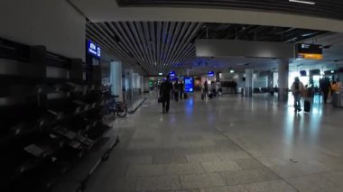 Frankfurt, Almanya - 15 Eylül 2025 - Frankfurt Havaalanı Terminali 1 'de havaalanı