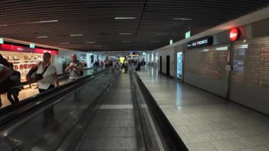 Frankfurt, Almanya - 15 Eylül 2025 - Frankfurt Havaalanı Terminali 1 'de havaalanı