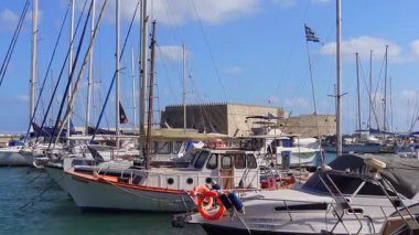 Heraklion, Yunanistan - 20 Eylül 2025 - Girit 'teki Iraklio limanında bir balıkçı teknesi manzarası