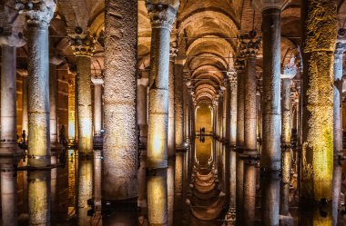 İstanbul, Türkiye - 1 Aralık 2025 - Bazilika Sarayı içinde (Batık Saray)