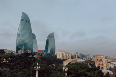 Bakü, Azerbaycan - 9 Aralık 2025 - Bakü 'deki ünlü Alev Kuleleri