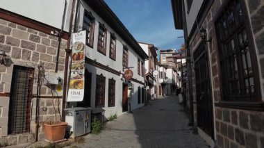 Ankara, Türkiye - 5 Aralık 2025 - Hamamonu 'daki Osmanlı evleri restore edildi