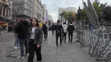 İstanbul, Türkiye - 2 Aralık 2025 - İstiklal Caddesi 'nde yürüyor