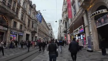 İstanbul, Türkiye - 2 Aralık 2025 - İstiklal Caddesi 'nde yürüyor
