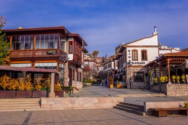 Ankara, Türkiye - 5 Aralık 2025 - Hamamonu 'da güzel restore edilmiş Osmanlı evleri