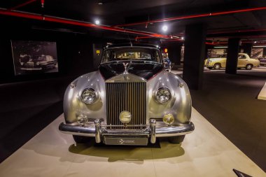 Bakü, Azerbaycan - 10 Aralık 2025 - Heydar Aliyev Sergi Merkezi 'nde klasik Rolls Royce