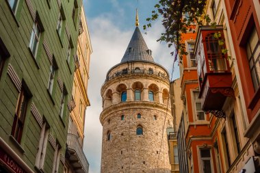 İstanbul, Türkiye - 1 Aralık 2025 - Galata Kulesi 'nin alçak açılı sokak manzarası
