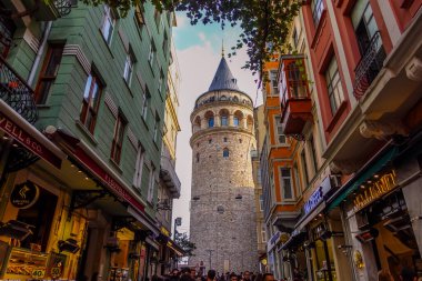 İstanbul, Türkiye - 1 Aralık 2025 - Galata Kulesi 'nin alçak açılı sokak manzarası