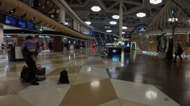 Bakü, Azerbaycan - 11 Aralık 2025 - Heydar Aliyev Intl Havalimanı Terminal 1)