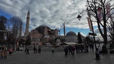 İstanbul, Türkiye - 1 Aralık 2025 - Ayasofya 'daki insanlar
