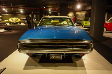 Bakü, Azerbaycan - 10 Aralık 2025 - Heydar Aliyev Sergi Merkezinde klasik Dodge Charger