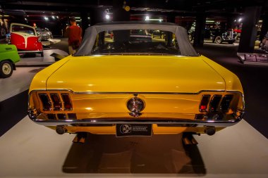 Bakü, Azerbaycan - 10 Aralık 2025 - Heydar Aliyev Sergi Merkezi 'nde klasik Ford Mustang