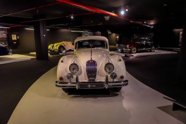 Bakü, Azerbaycan - 10 Aralık 2025 - Heydar Aliyev Sergi Merkezi 'ndeki klasik Jaguar