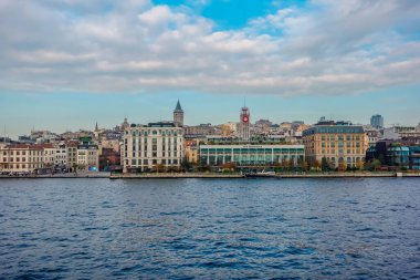İstanbul, Türkiye - 2 Aralık 2025 - Karaköy 'deki Yarımada Oteli İstanbul Boğazı' ndan görüldü