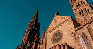 Freiburg, Almanya 'daki Freiburg Katedrali' nin (Muenster) alçak açılı görüntüsü