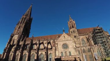 Freiburg, Almanya - 1 Ocak 2026 - Freiburg Minster Katedrali 'nin samimi manzarası