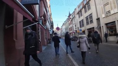 Freiburg, Almanya - 1 Ocak 2026 - Freiburg im Breisgau Eski Kasabası 'nda yürüyüş