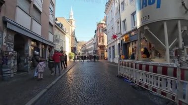 Freiburg, Almanya - 1 Ocak 2026 - Freiburg im Breisgau Eski Kasabası 'nda yürüyüş
