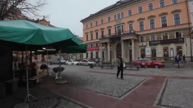 Wroclaw, Polonya - 24 Ocak 2026 - Eski Wroclaw Kasabası 'nda yürüyor