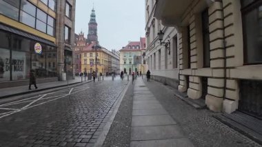 Wroclaw, Polonya - 24 Ocak 2026 - Eski Wroclaw Kasabası 'nda yürüyor