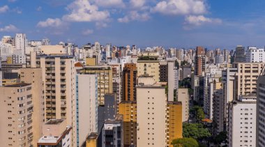 Brezilya, Sao Paulo 'daki Jardins mahallesinin silueti yüksek bir çatıdan görüldü.