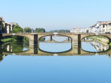 Nehrin üzerindeki köprü, ayna yansıması.