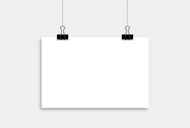 Siyah ataç ile A4 biçiminde gölgeli boş kağıt levha asmak gerçekçi.