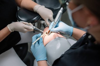 Kesilmiş görüntü, dişçilere manken eğitimi veriyor.