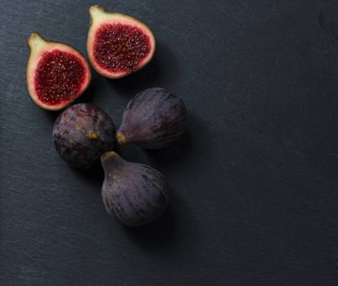 Siyah incir gibi bir hayat. Üç tam incir ve bir de kırık incir. Koyu Yemek.