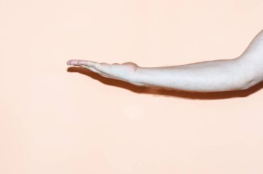 Turuncu arka planda el hareketi. Elini aç.