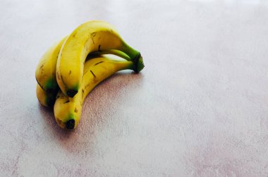 Pembe desenli arka planda muz kümesi